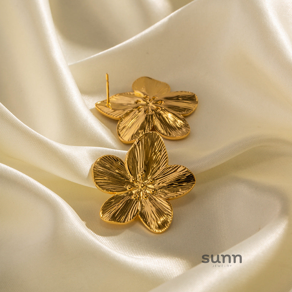 Evaleigh Matte Gold Blossom Studs [L44CA8UZ]
