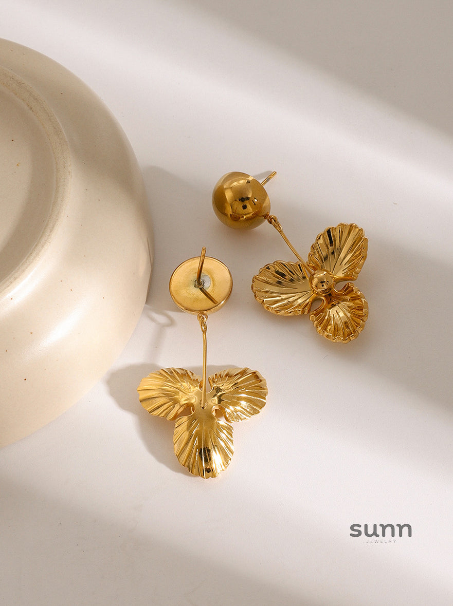 Evelyne Gold Flower Hoop Earrings [20TPLZU3]