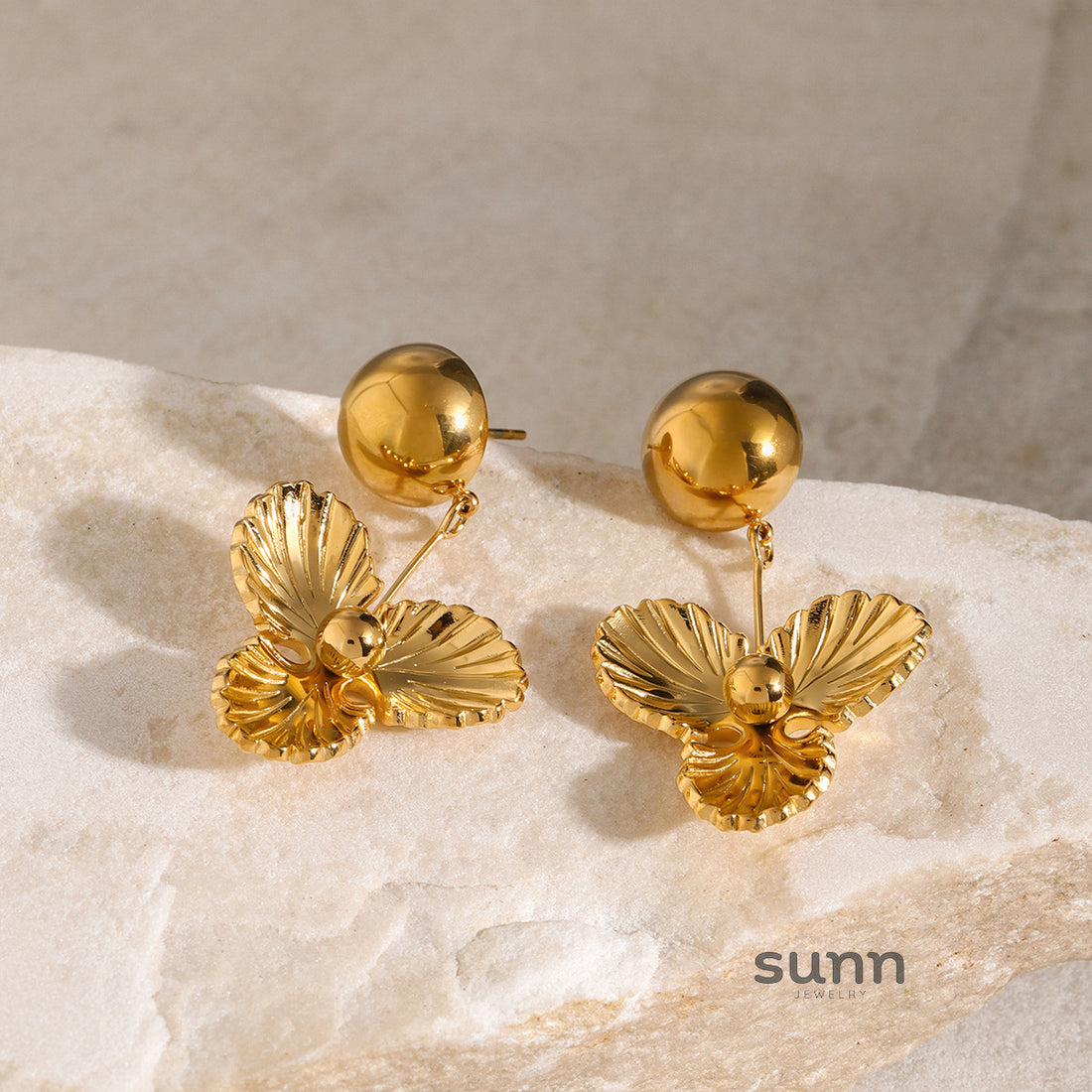Evelyne Gold Flower Hoop Earrings [XJAY4F6X]
