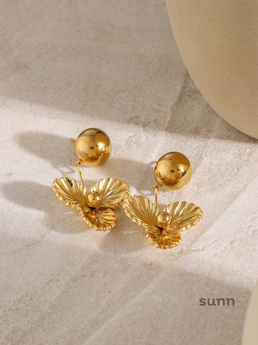 Evelyne Gold Flower Hoop Earrings [82M5E2J3]
