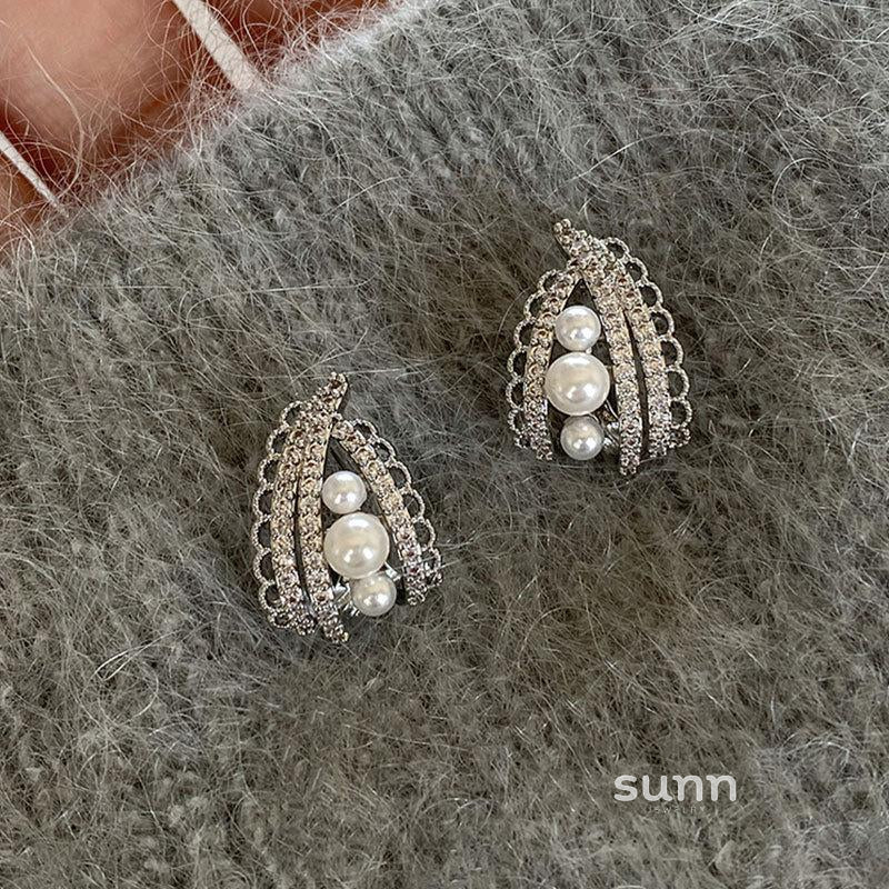 Evelyne Lace Pearl Earrings [90S9KJYP]