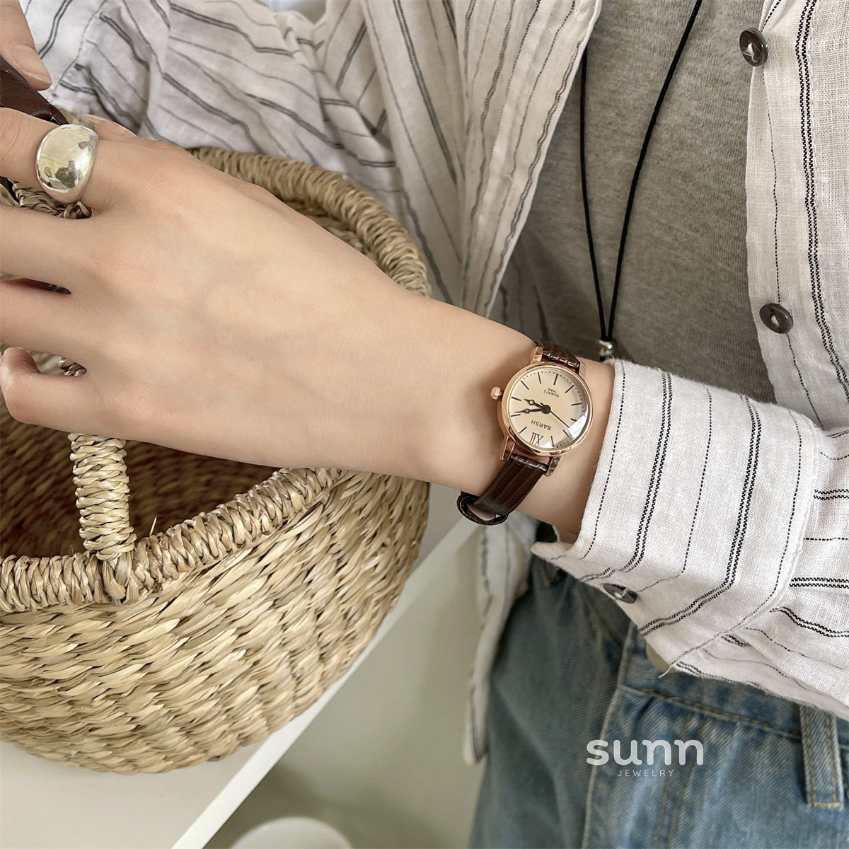 Everette Retro Leather Watch [CUG6Z32G]