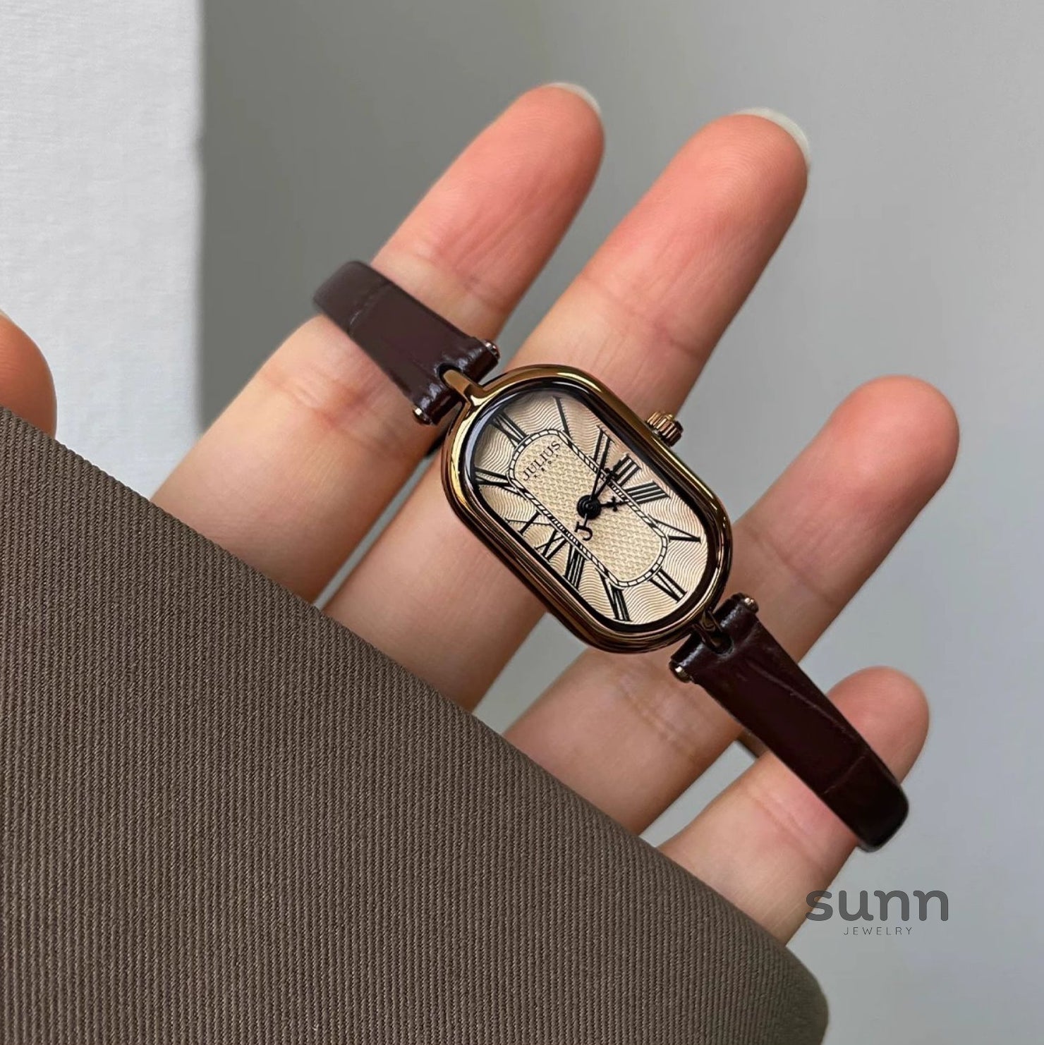 Evey Petite Oval Watch [FG1DJPHK]