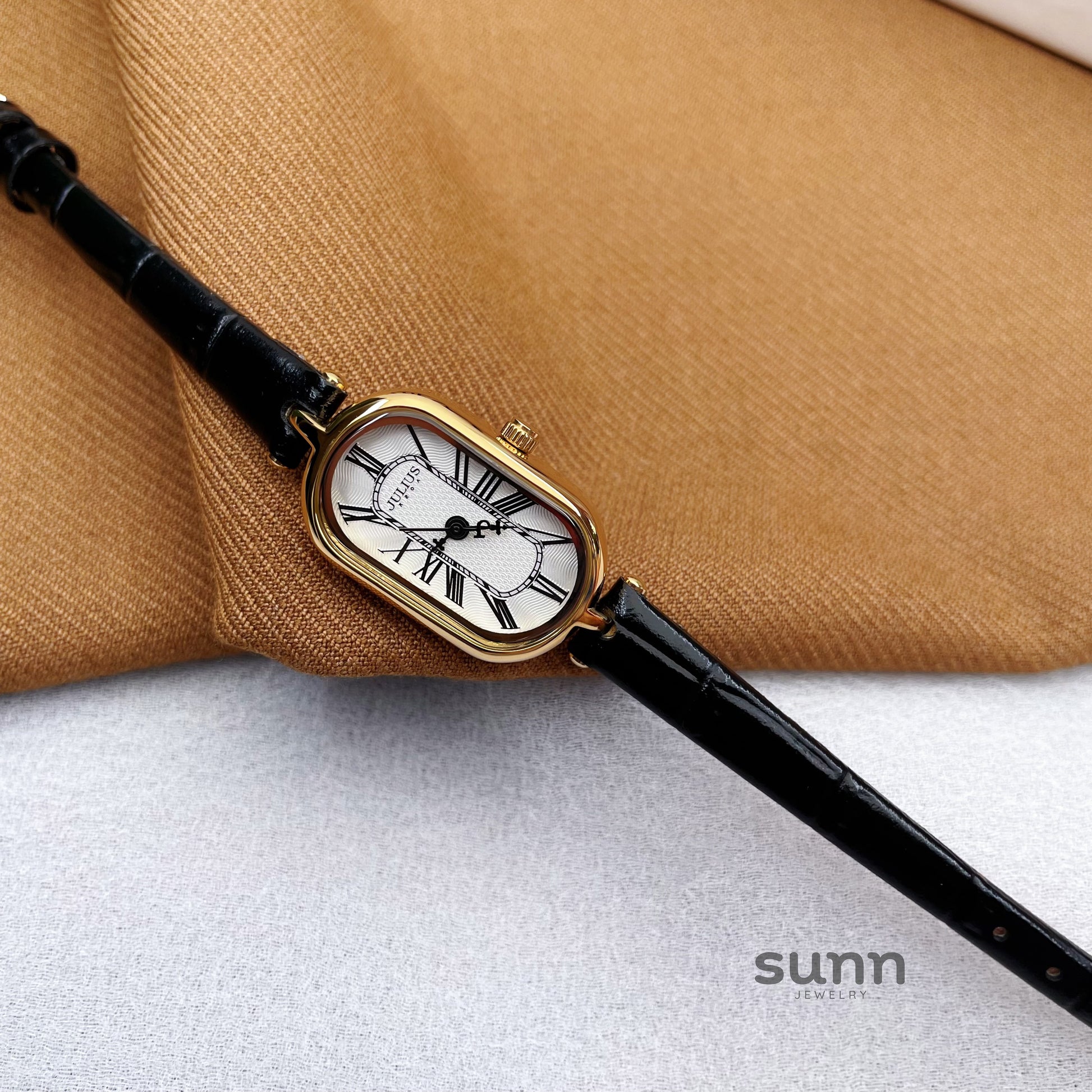Evey Petite Oval Watch [PP7ELBVX]