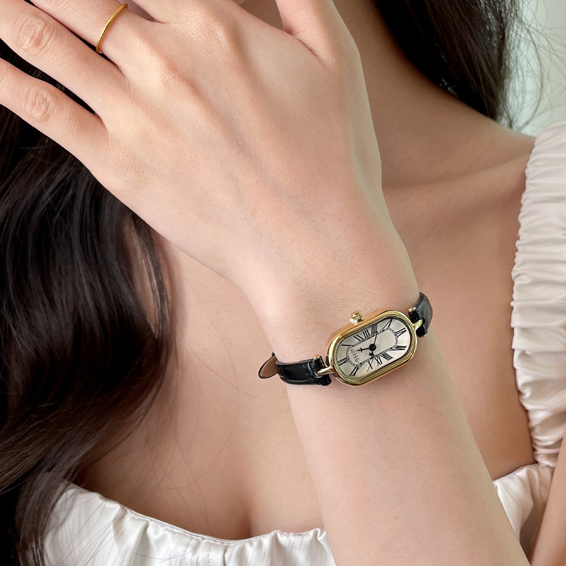 Evey Petite Oval Watch [5EUC6AMV]