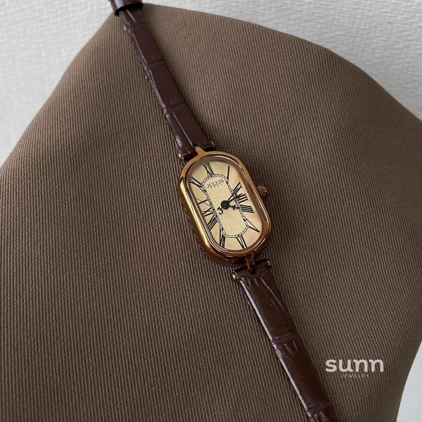 Evey Petite Oval Watch [R97JGMFM]
