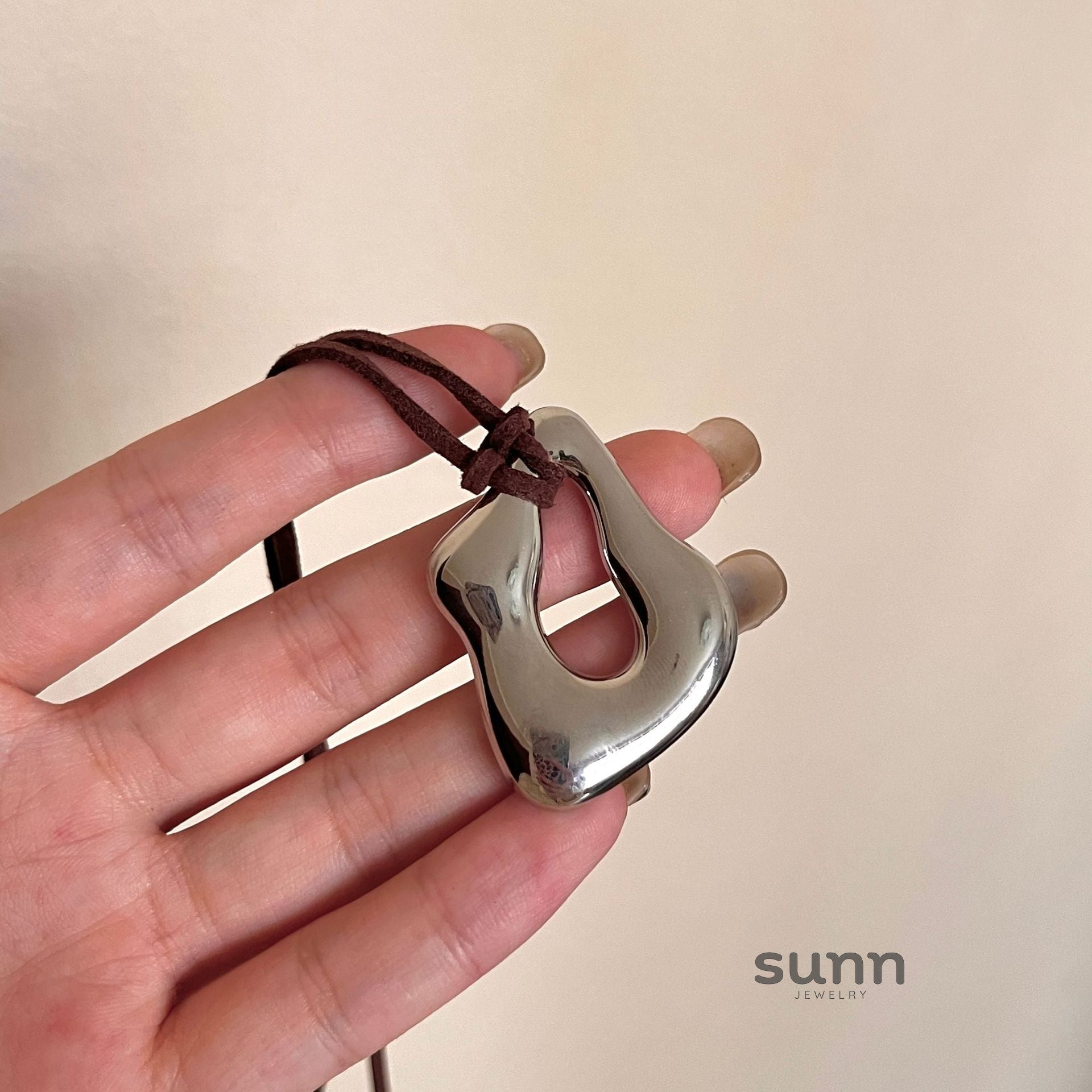 Faithlynn Abstract Leather Necklace [KWTYZUTU]