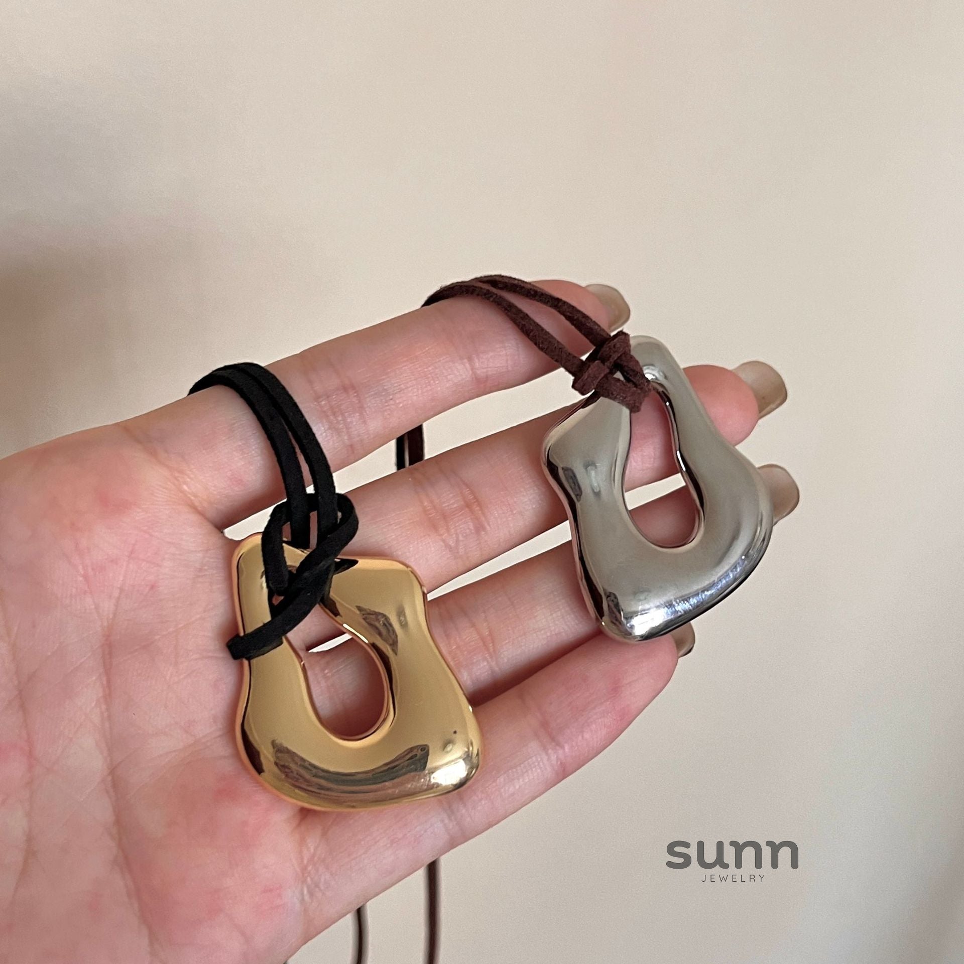 Faithlynn Abstract Leather Necklace [S68M56XF]