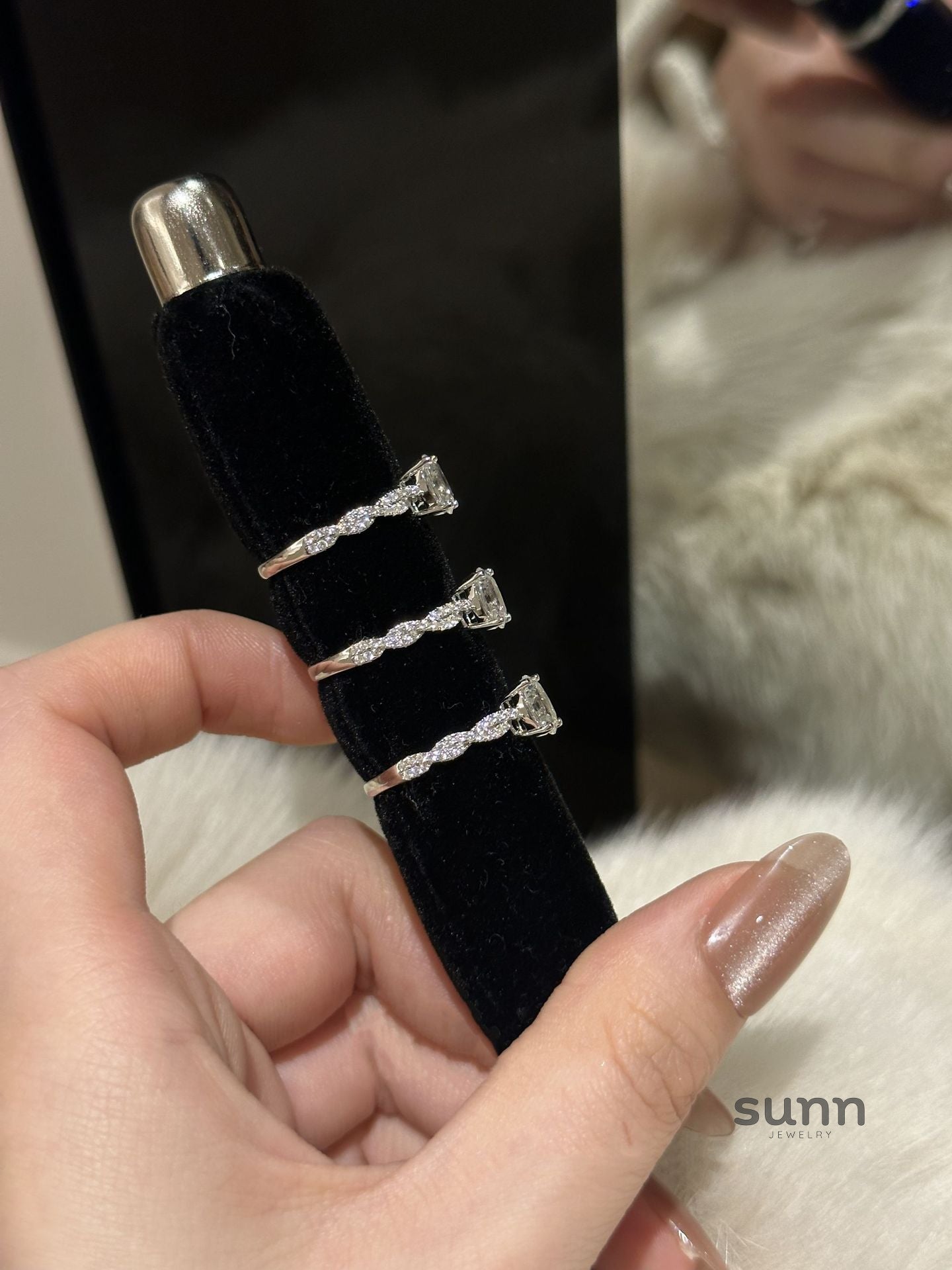 Faithlynn Twirl Diamond Ring [IDB4M1SQ]