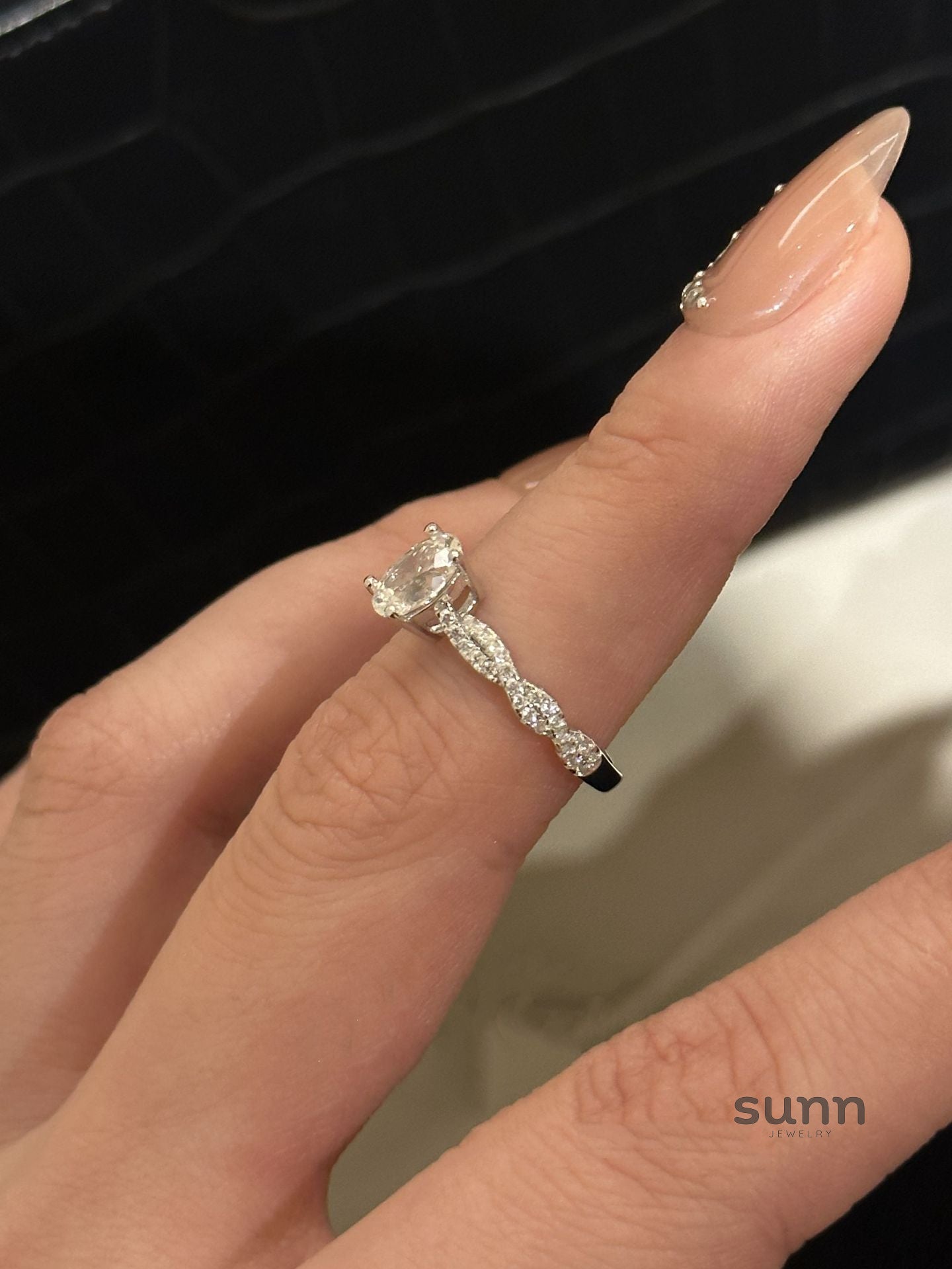 Faithlynn Twirl Diamond Ring [V6AOC52J]