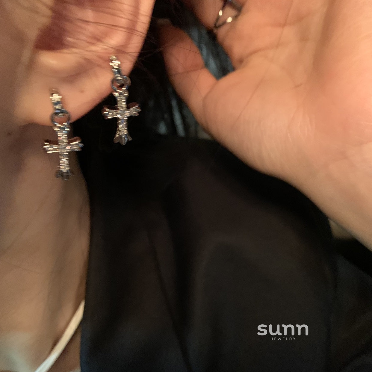 Fannie Sparkling Cross Earrings [HQWZBGIV]