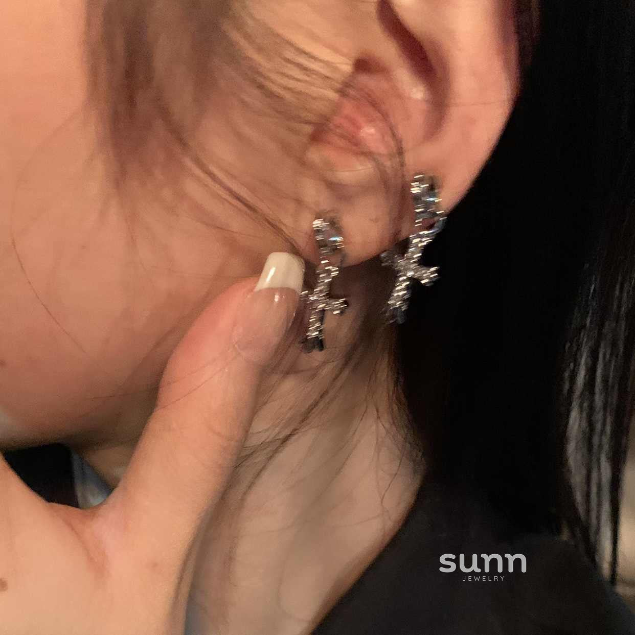 Fannie Sparkling Cross Earrings [V2JH3A77]