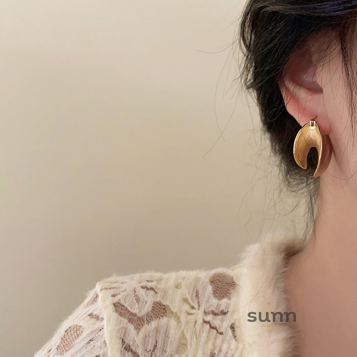 Farida Sculptural Metal Earrings [MYJJU3G9]