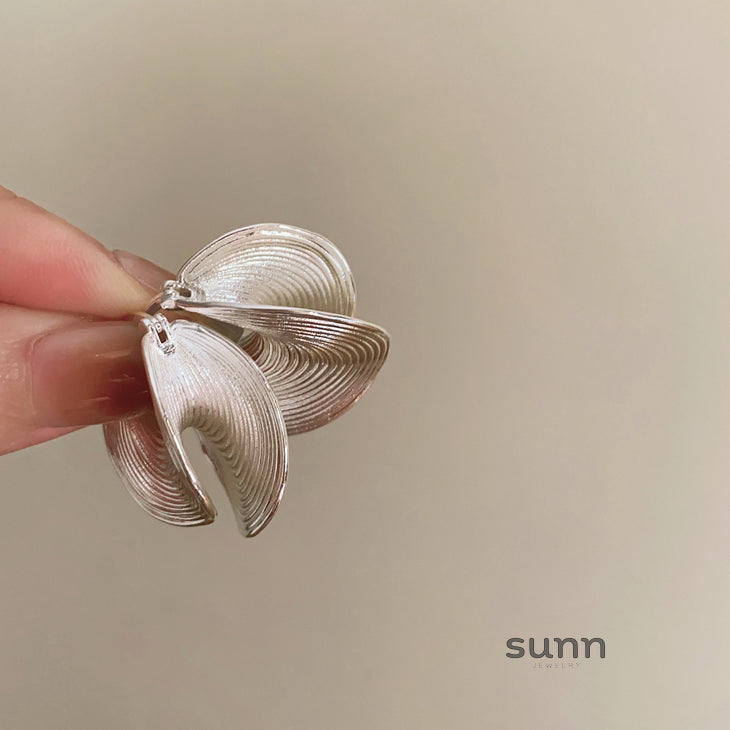 Farida Sculptural Metal Earrings [E76M1VL9]