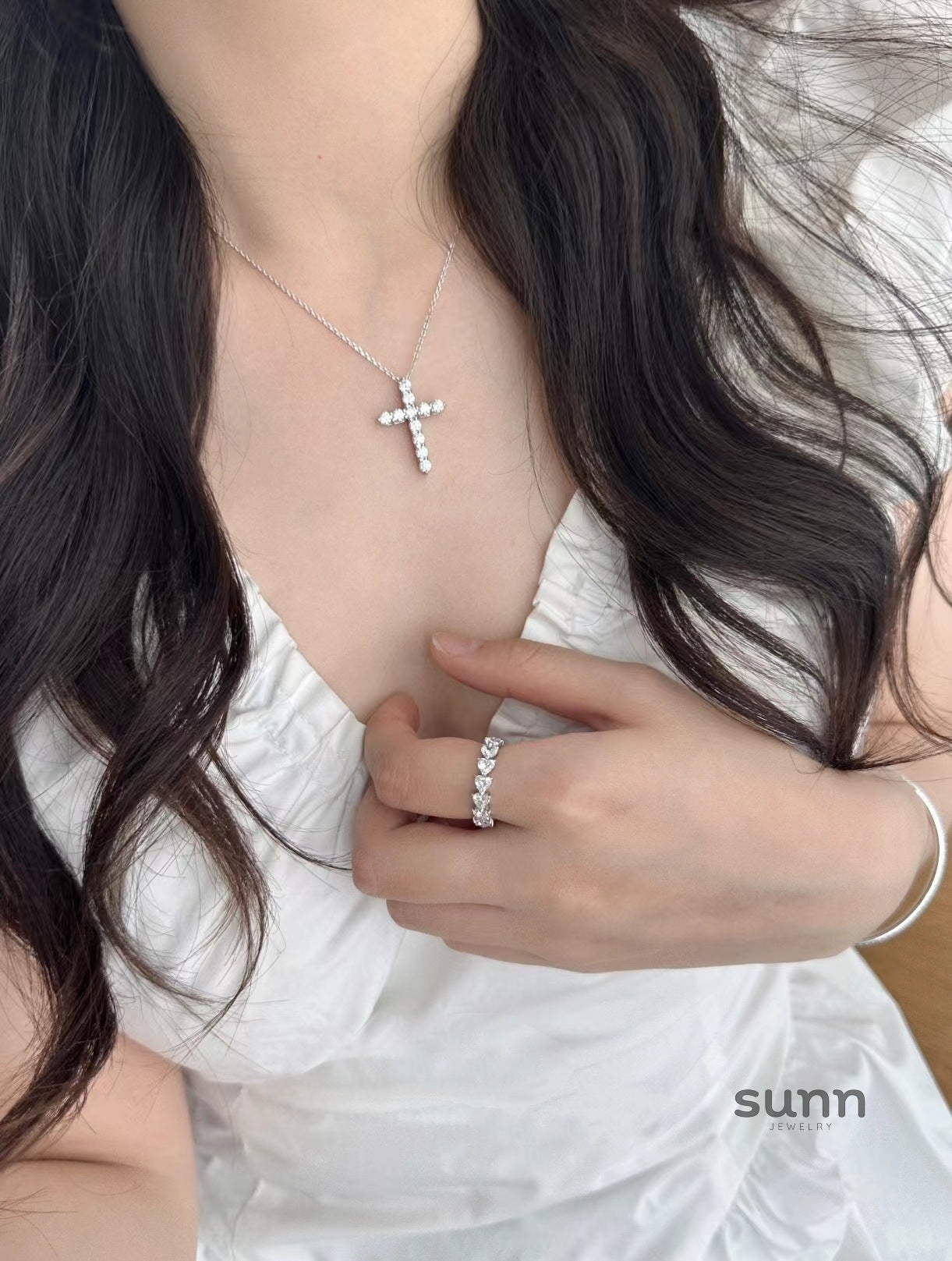 Faustina Dainty Cross Necklace [OIF00TCH]