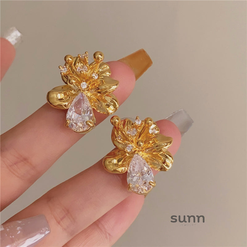 Franki Floral Crystal Earrings [RKEWY1BI]