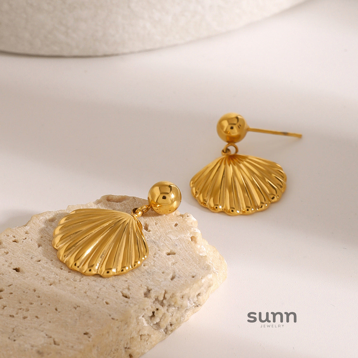 Georgina Sculptural Shell Earrings [MRC8PCBN]