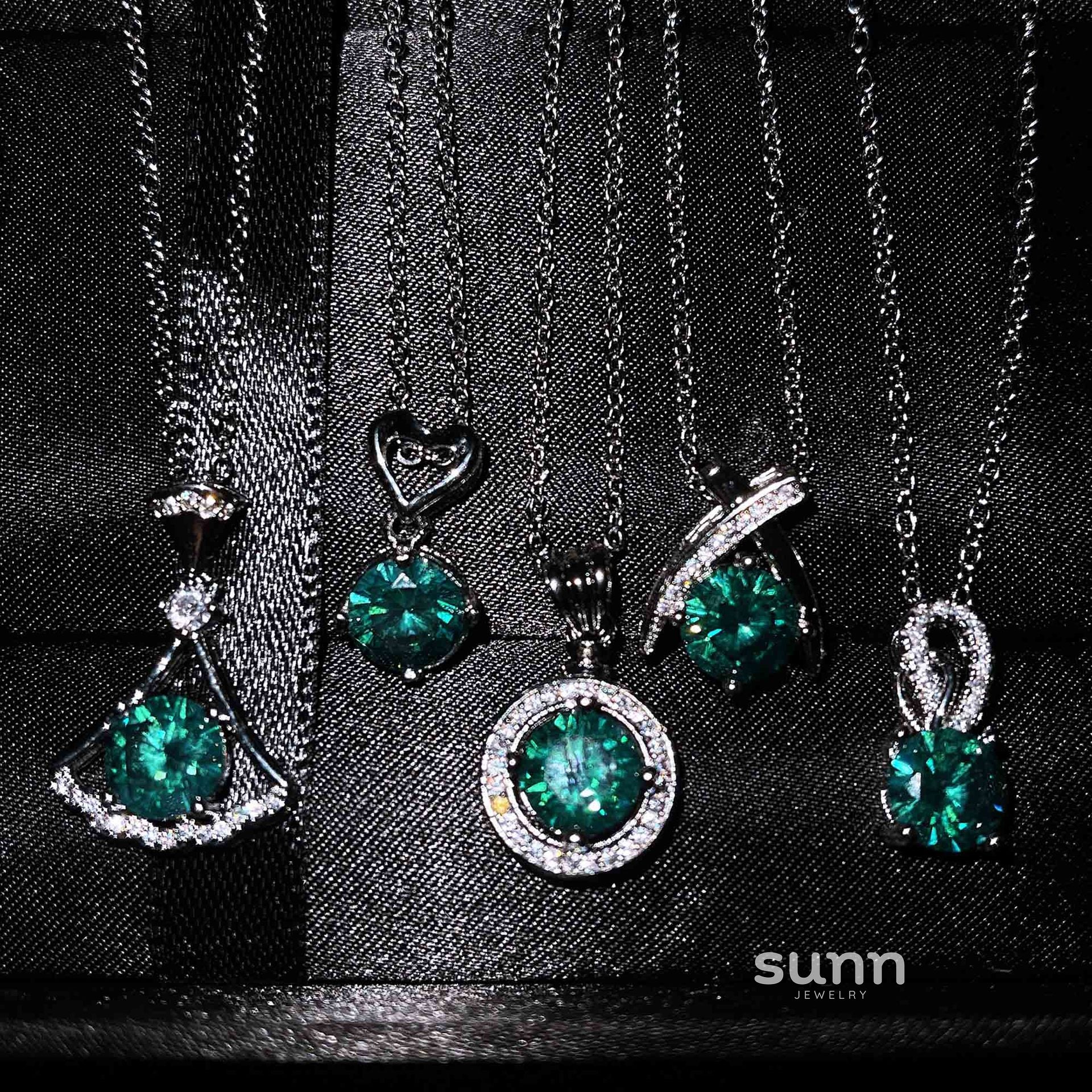 Gertrude Simulated Diamond Heart Necklace [2EZWZ613]
