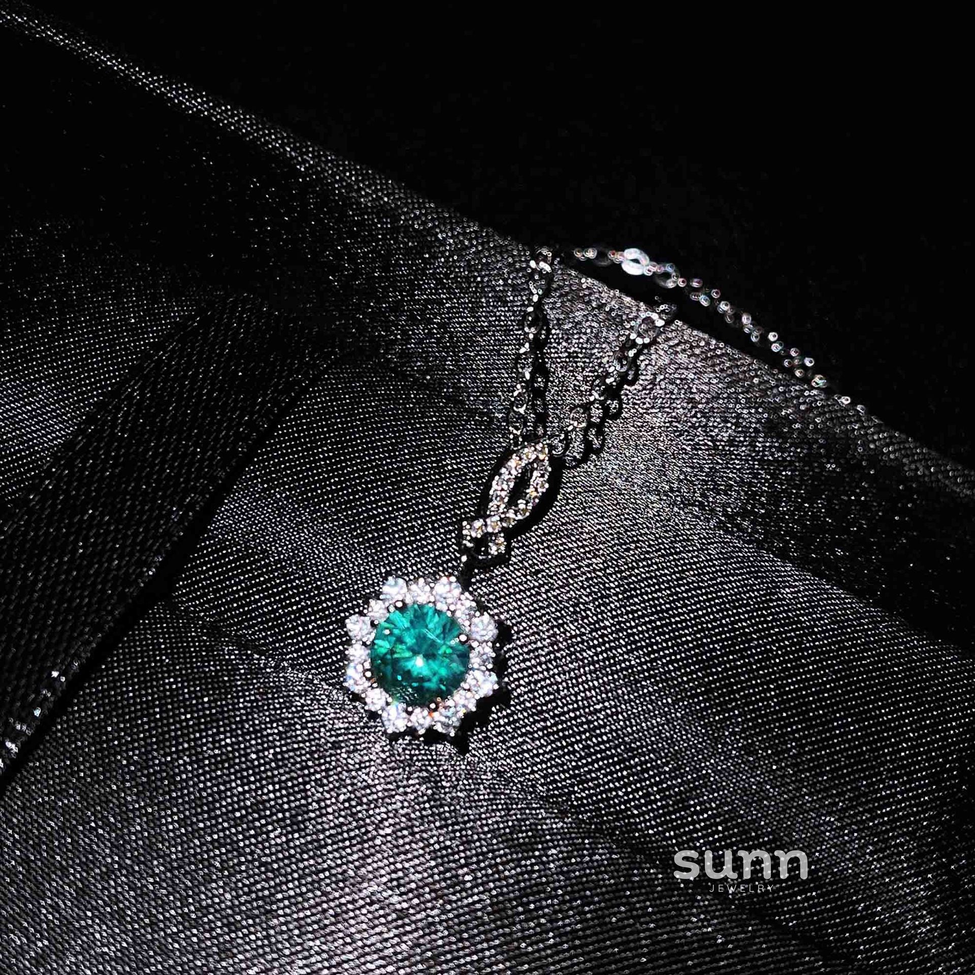 Gertrude Simulated Diamond Heart Necklace [8MLAJR48]
