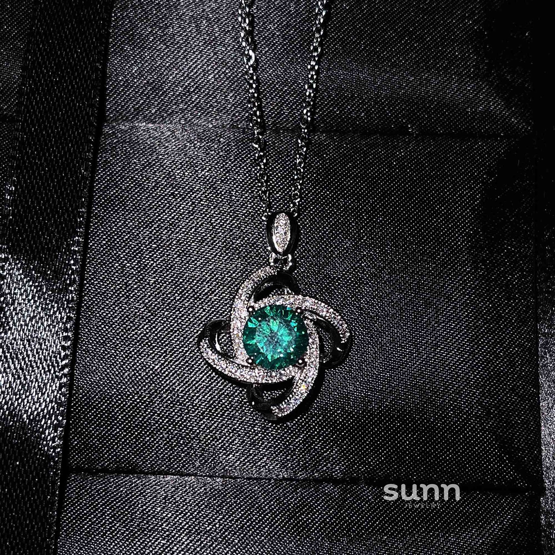 Gertrude Simulated Diamond Heart Necklace [ZUMB9FLK]