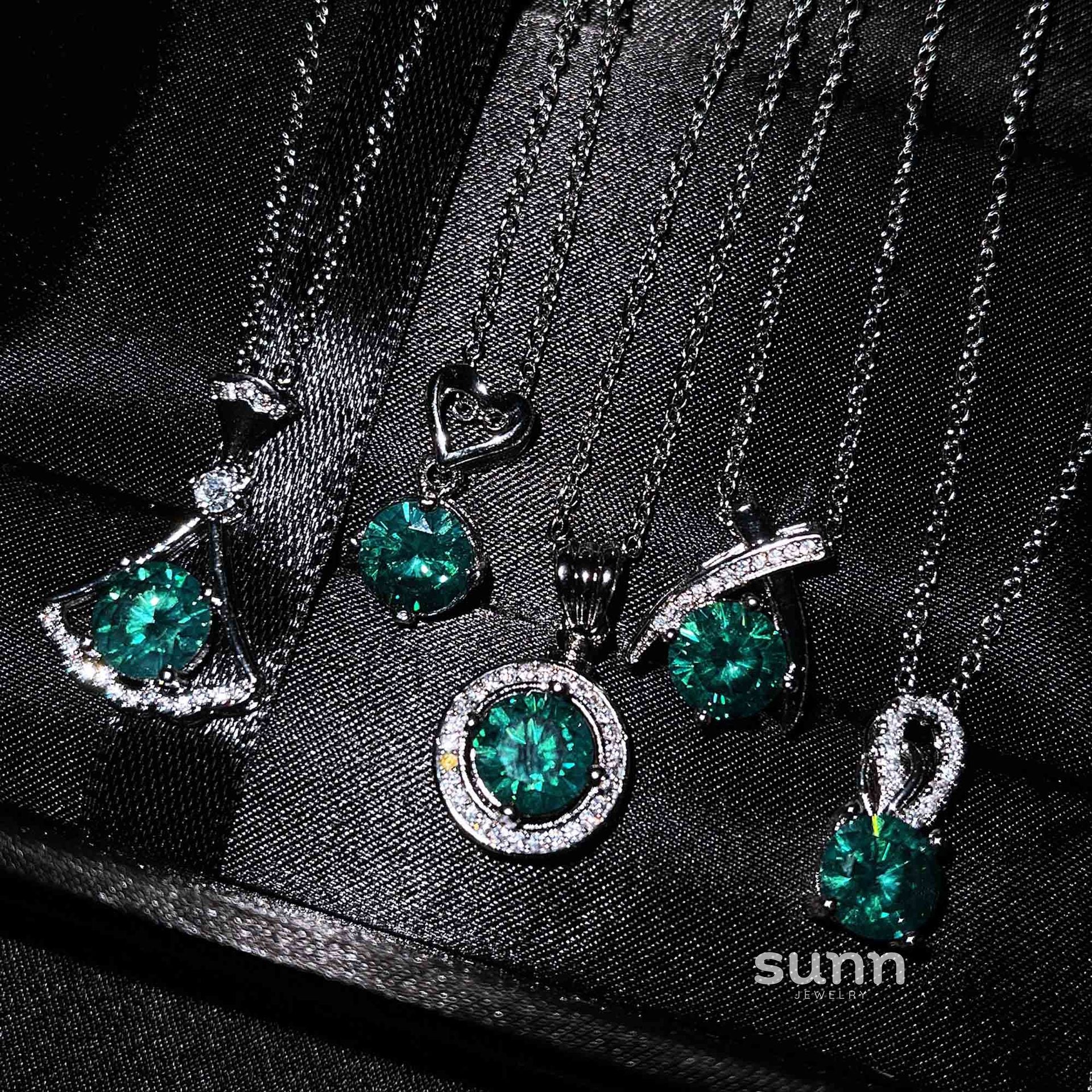 Gertrude Simulated Diamond Heart Necklace [VVAC9PEE]