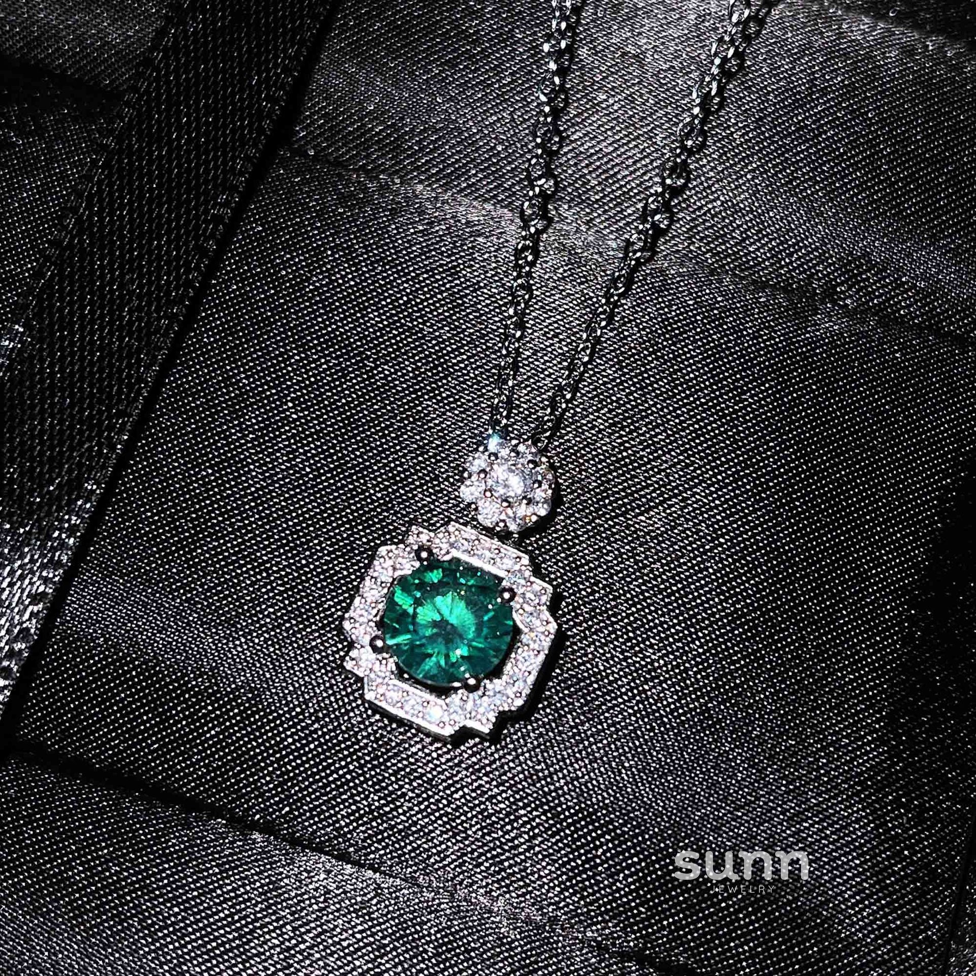 Gertrude Simulated Diamond Heart Necklace [Q4EFGJ7O]