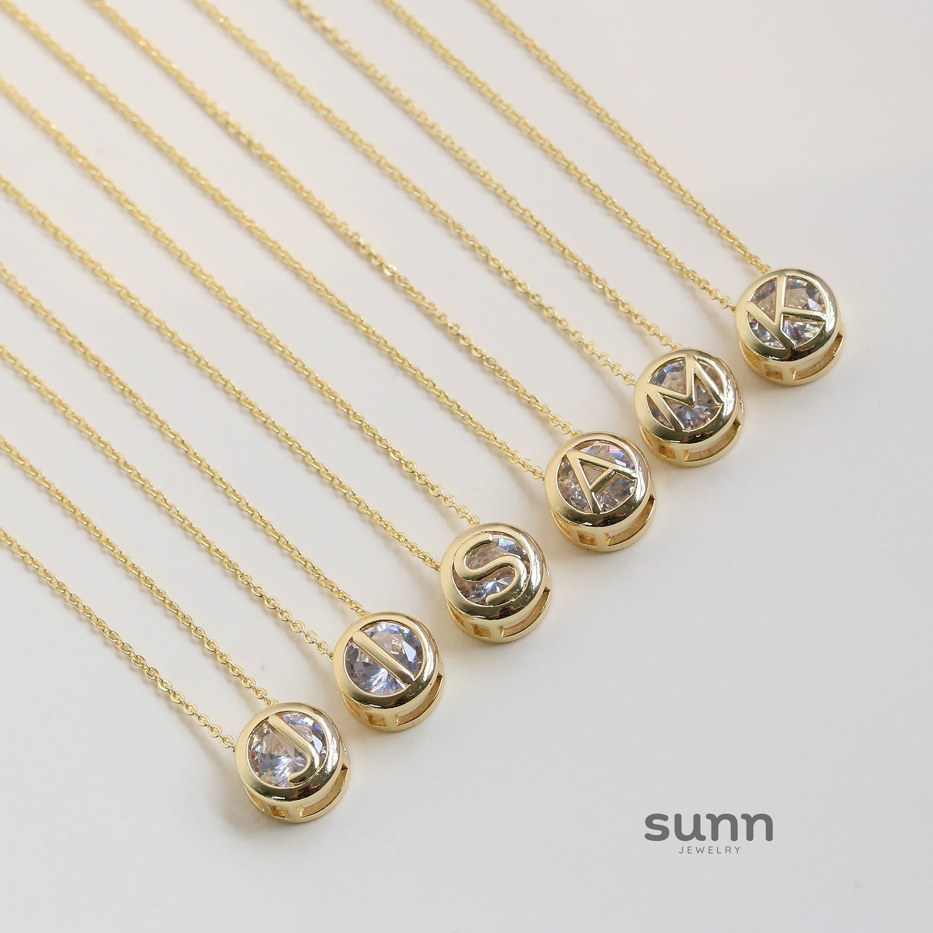 Gia Initial Pendant Necklace [DBX7LRIH]