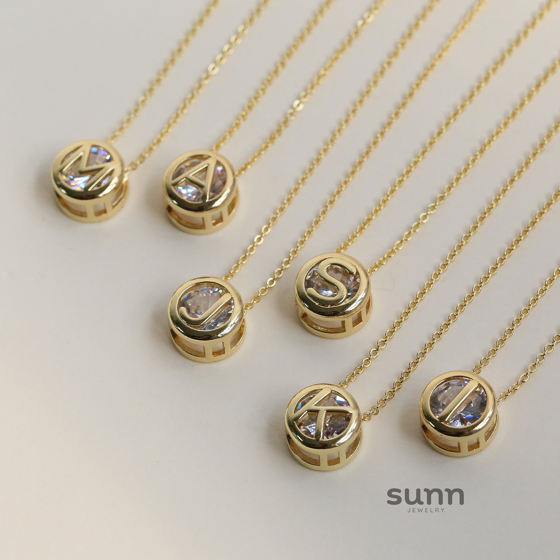 Gia Initial Pendant Necklace [TU24J4VI]