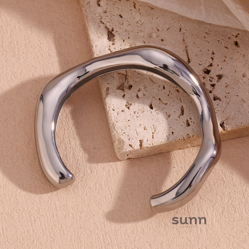 Gionna Liquid Wave Cuff Bracelet [REQDGE52]