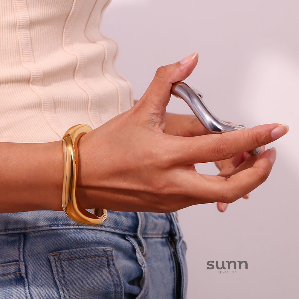Gionna Liquid Wave Cuff Bracelet [ATOHJ1S4]