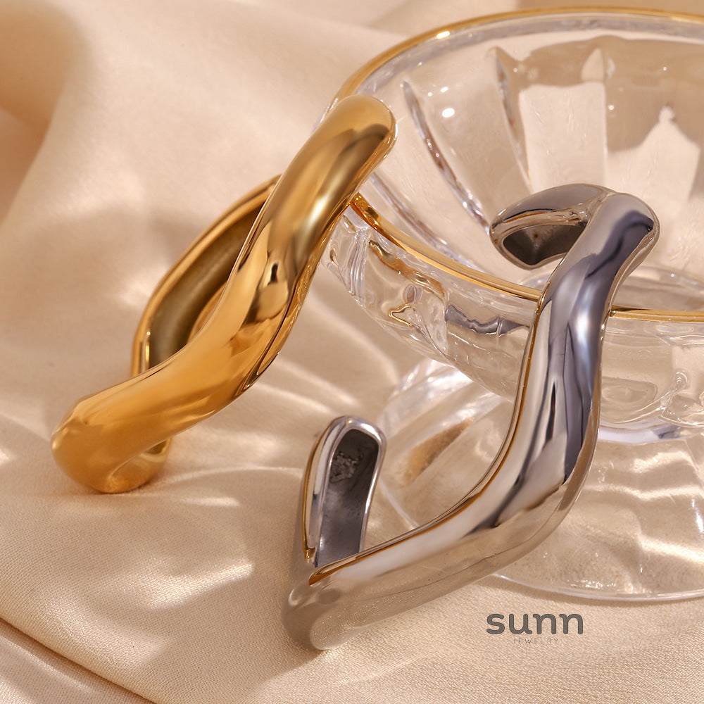 Gionna Liquid Wave Cuff Bracelet [22FN4KOS]