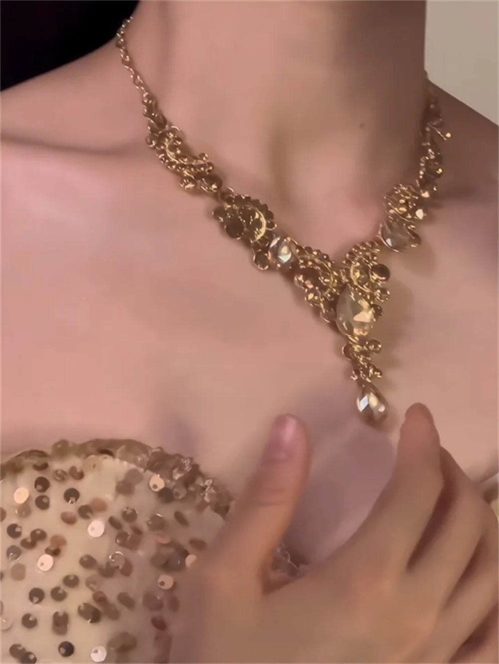 Giovana Champagne Waterdrop Tassel Set
