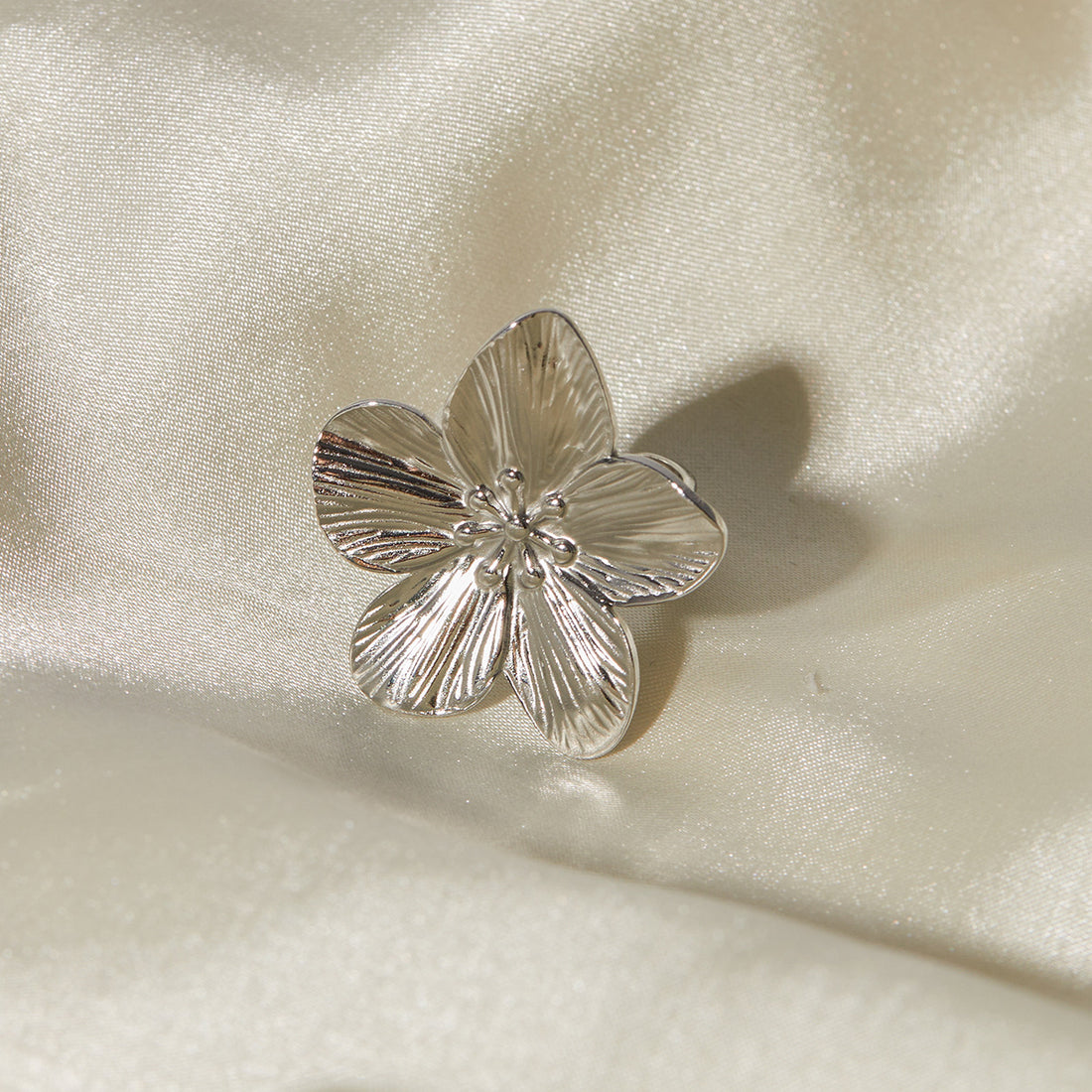Gisele Pleated Bloom Open Ring [N86PCVL1]