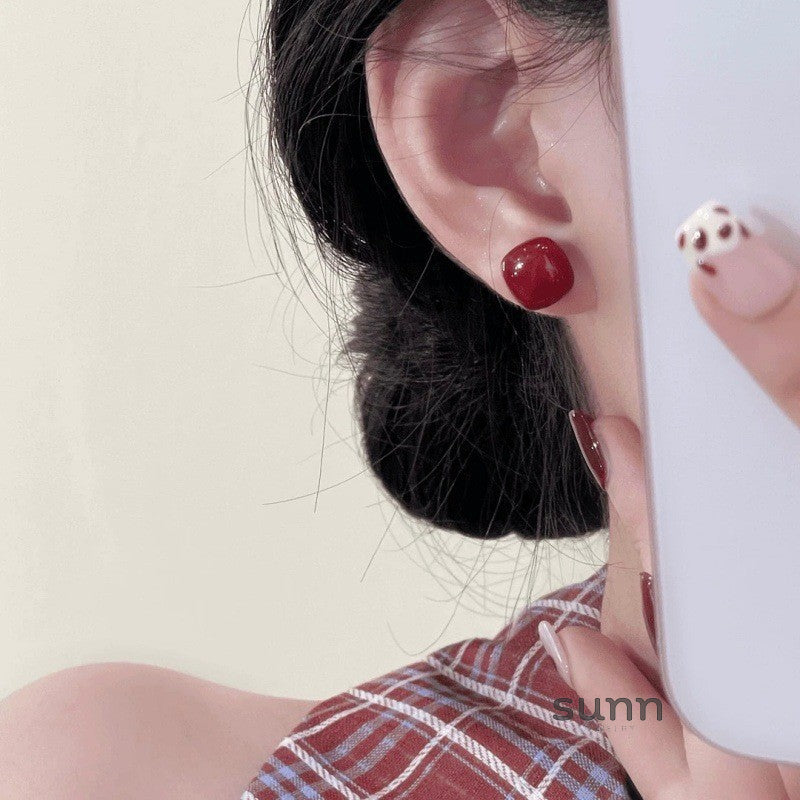 Gracey Red Cube Stud Earrings [D2BX5ASU]