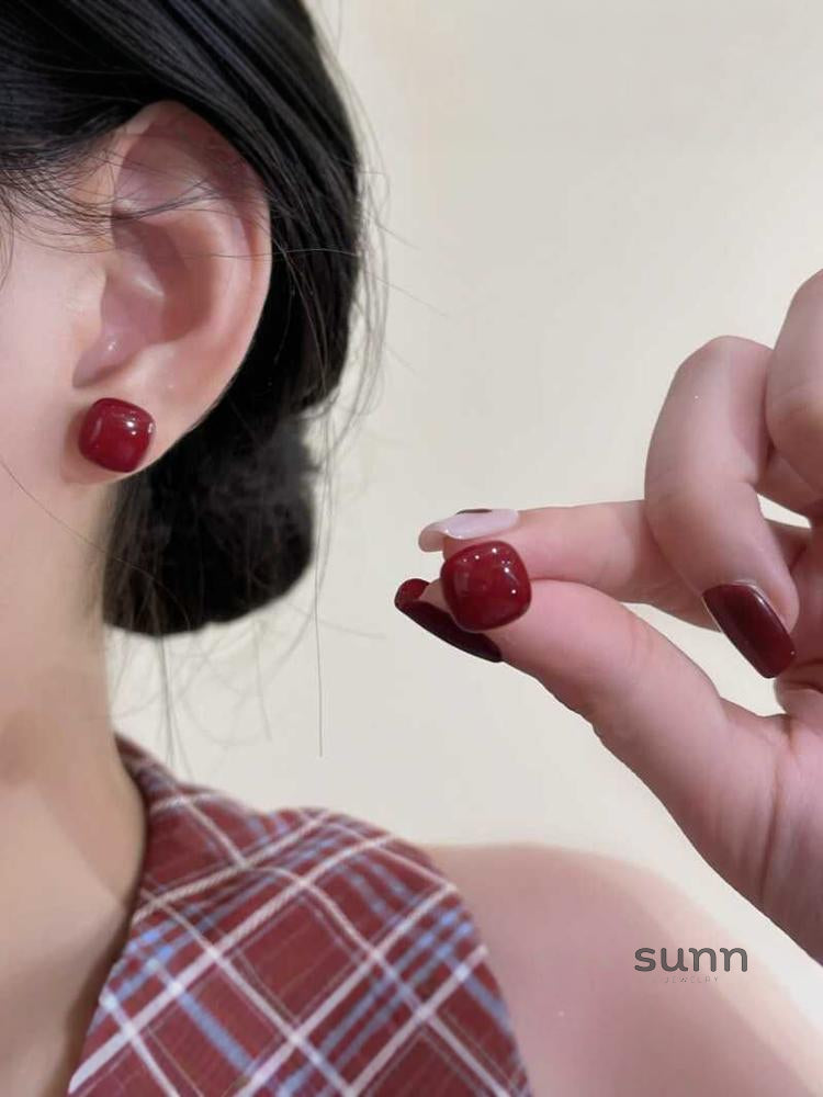 Gracey Red Cube Stud Earrings [8CL75E8N]