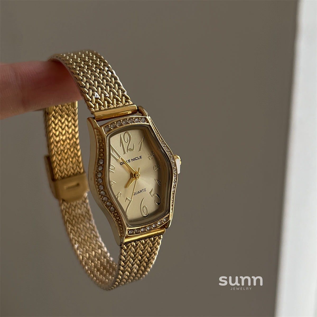 Guinevere Barrel Edge Watch [EDLNEUU7]