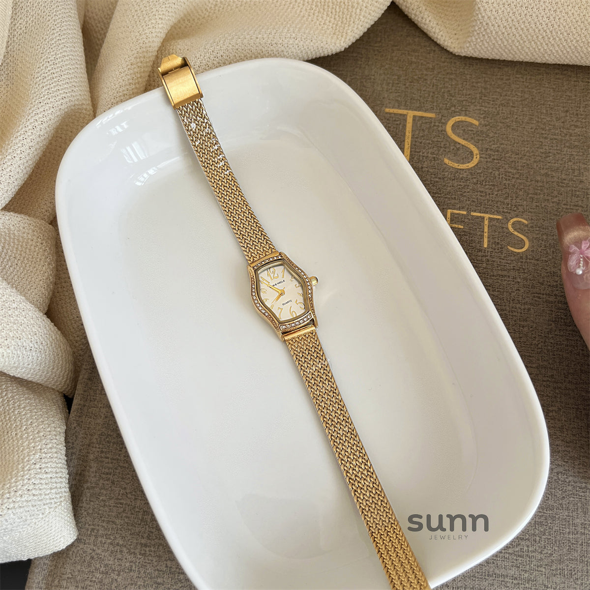 Guinevere Barrel Edge Watch [VEL2ORRL]