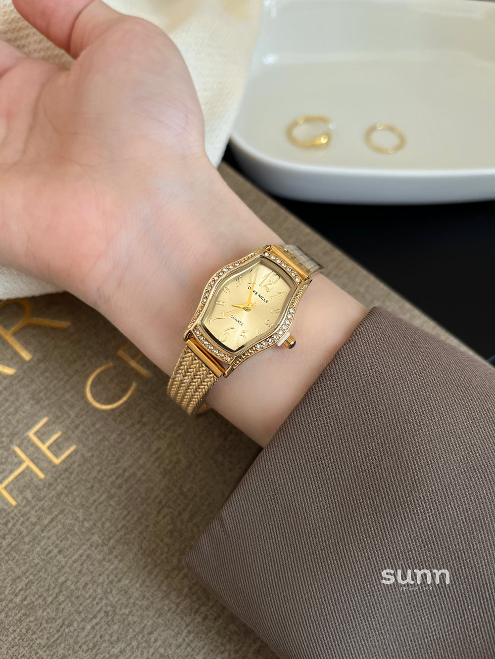 Guinevere Barrel Edge Watch [VHZRNDO4]