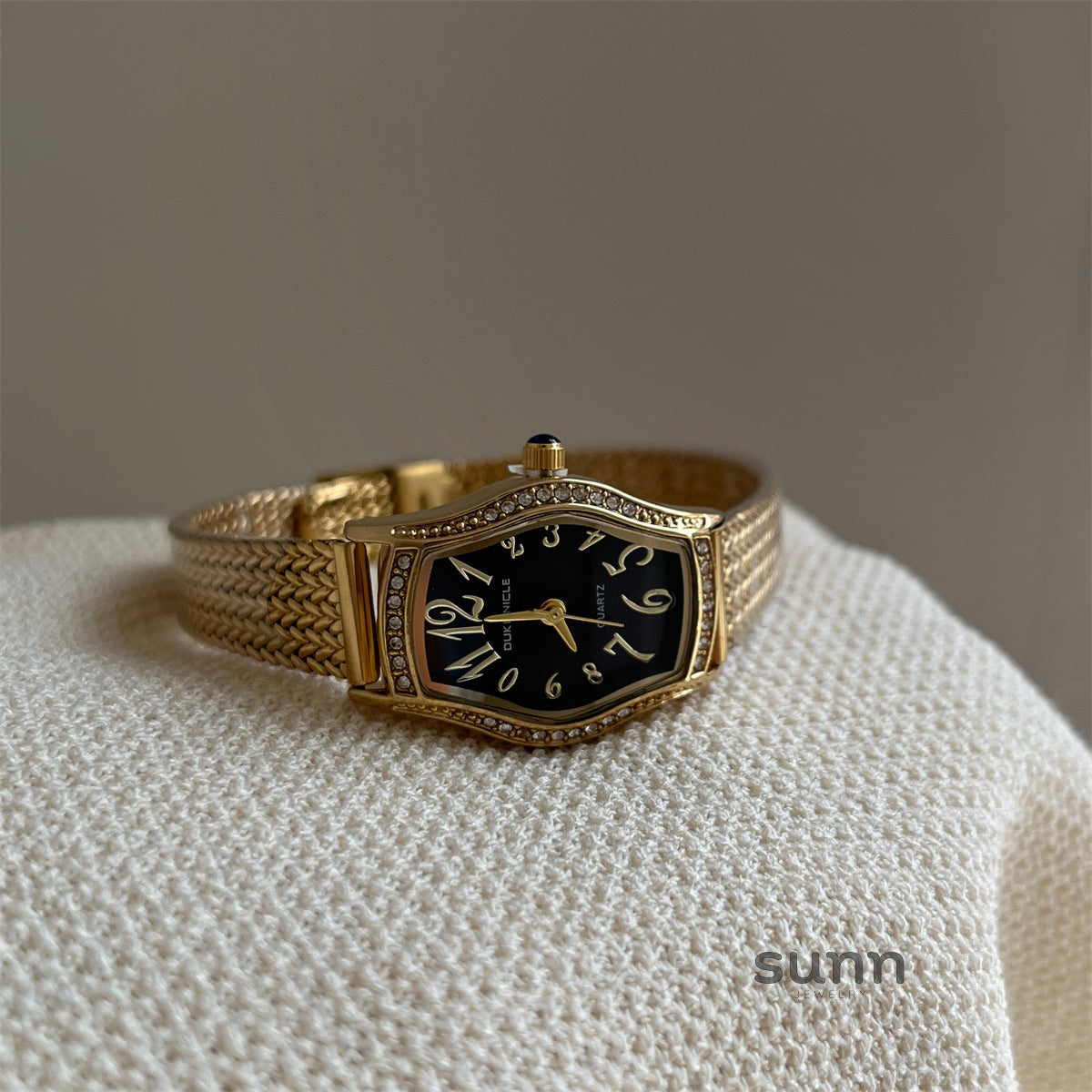 Guinevere Barrel Edge Watch [MN8AX42Q]