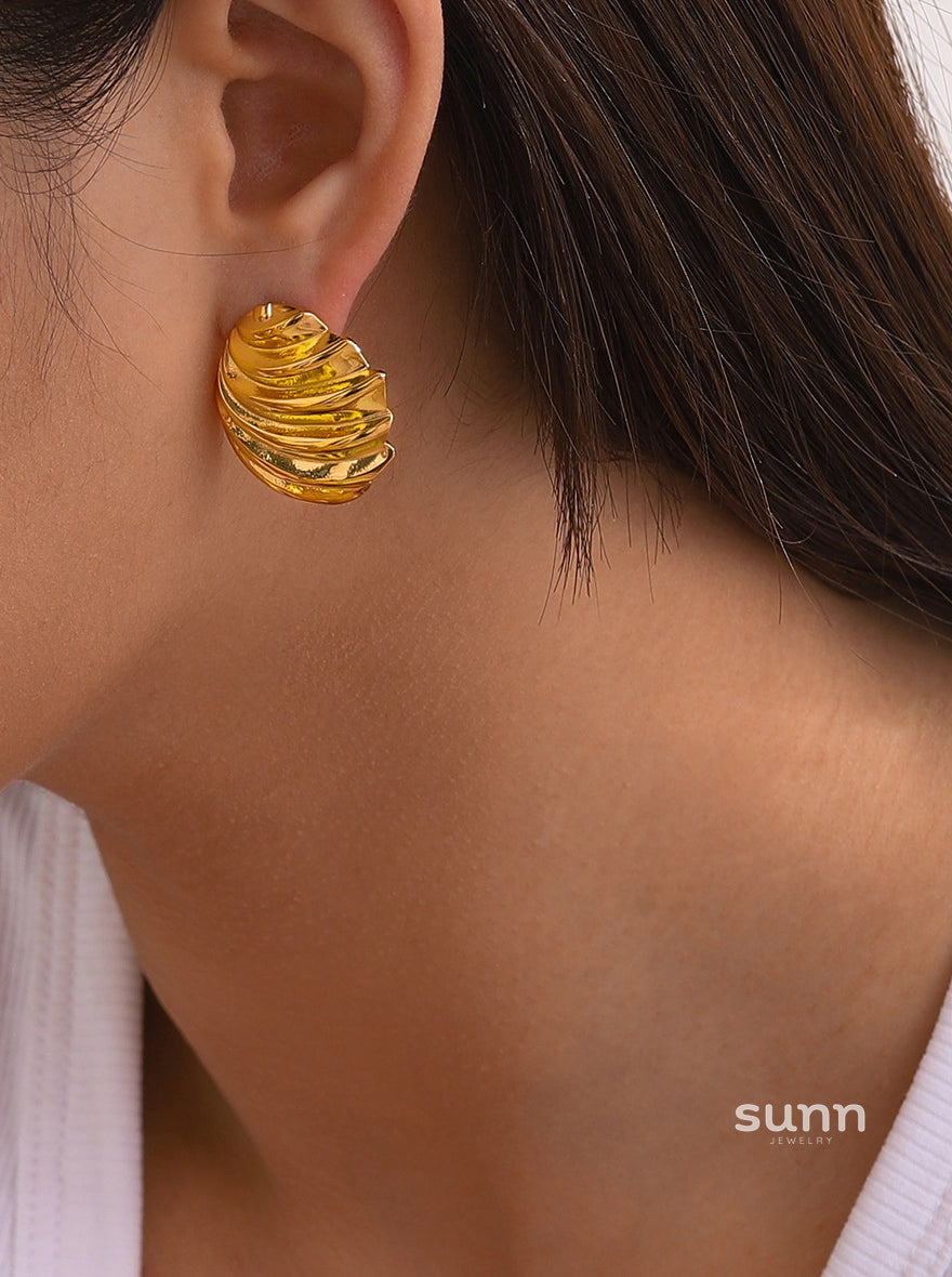 Hadasa Gold Pleated Hoops [BQEMG2ZF]