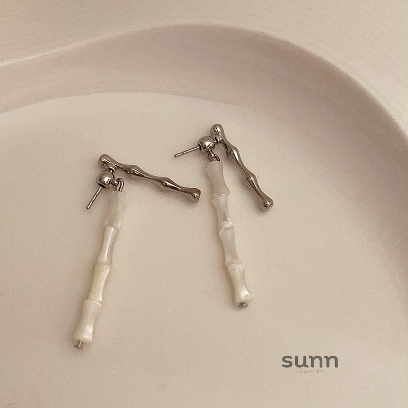 Hajar White Jade Bamboo Earrings [7J7A2MY8]