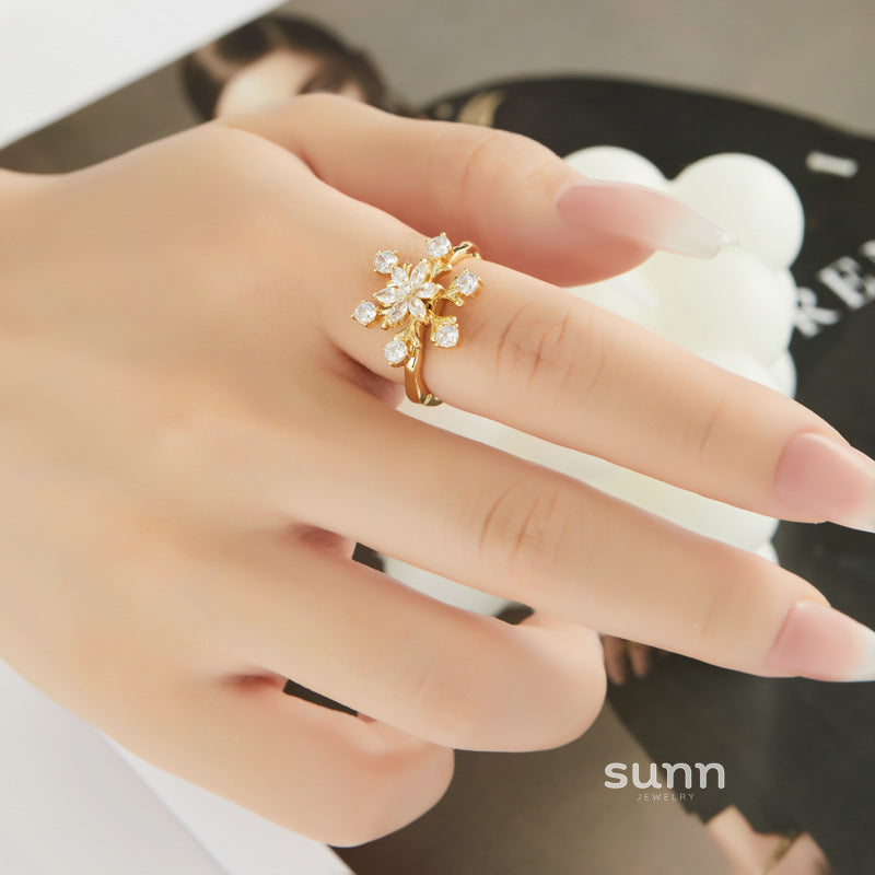 Haley Rotating Snowflake Ring [B1UT1QK3]