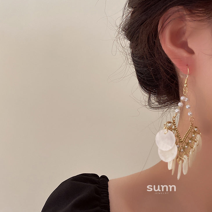 Halima Golden Shell Tassel Earrings [2Z2NOTUA]