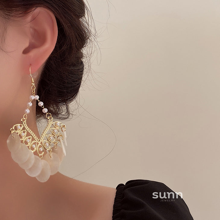 Halima Golden Shell Tassel Earrings [AM923O5J]