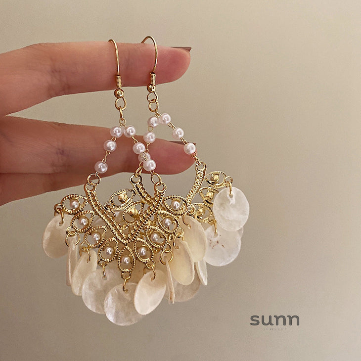 Halima Golden Shell Tassel Earrings [Z2VW29HJ]