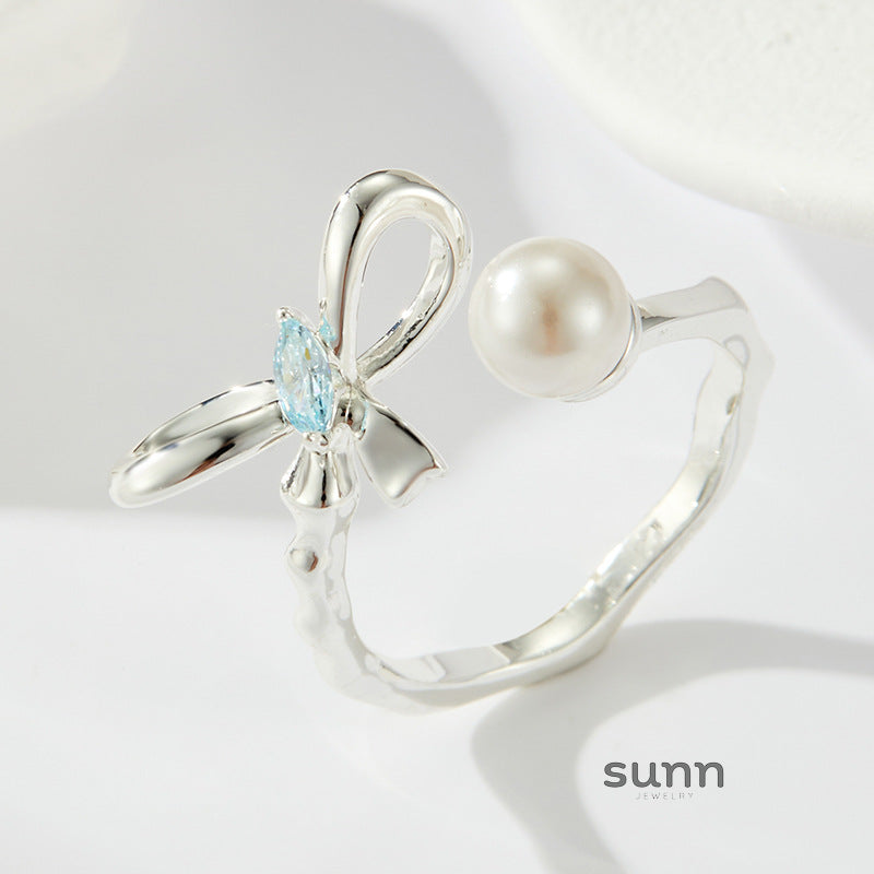 Hallie Delicate Bow Ring [NQUIRCO5]