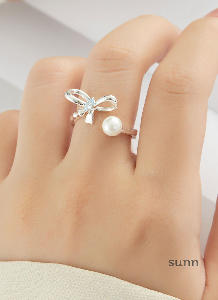 Hallie Delicate Bow Ring [T8GTX8HN]