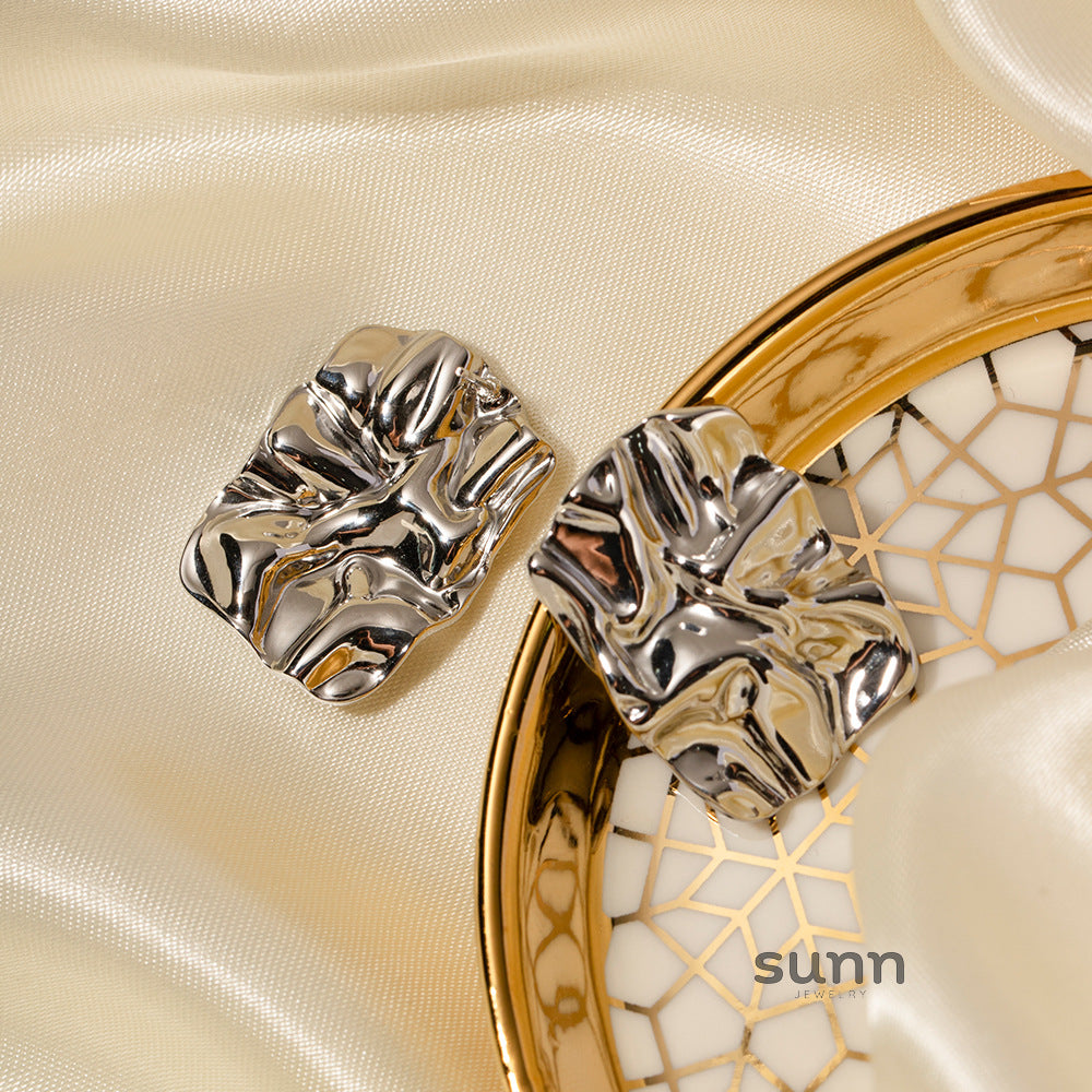Harini Square Pleated Stud Earrings [6LY7PNUS]