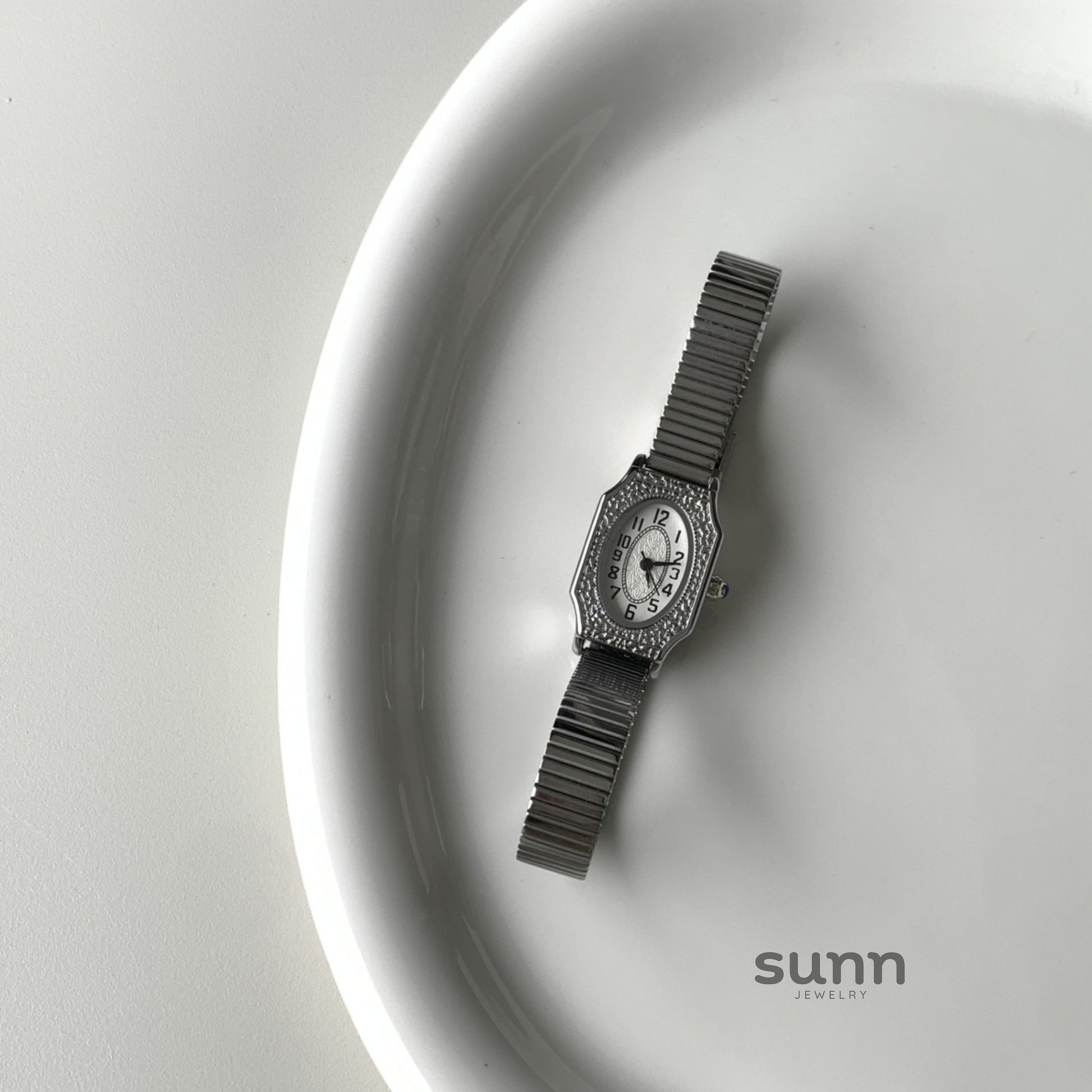 Harmony Carved Barrel Watch [E8NO9LKE]