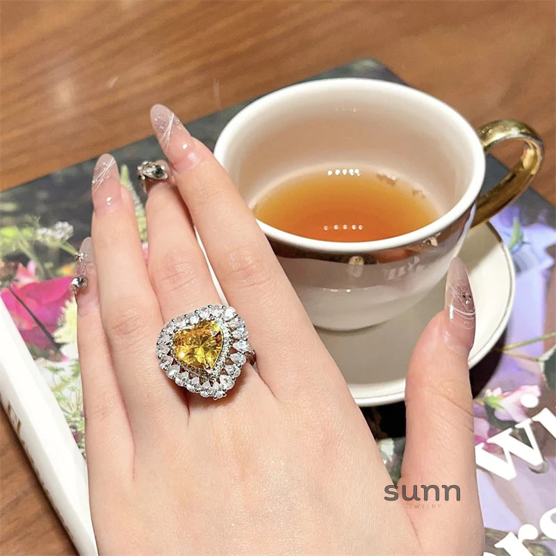 Haset Elegant Teardrop Ring
